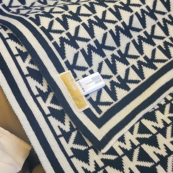 Scarf - Picture 4 of 4